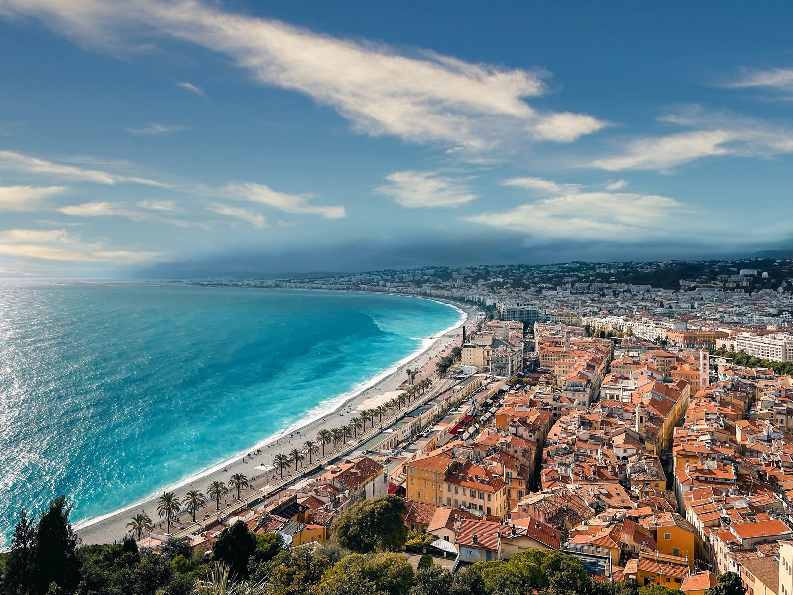 Vue aérienne de la Baie des Anges et des toits du Vieux Nice