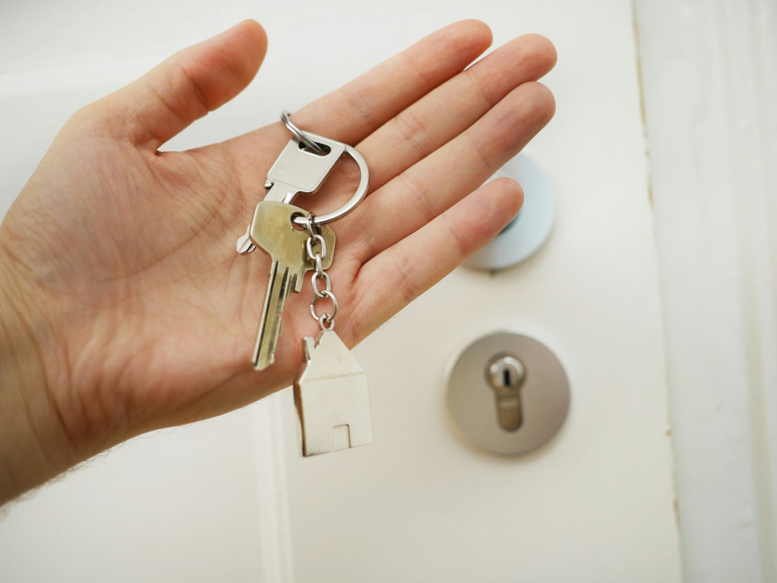 Handing over the keys to a holiday rental apartment