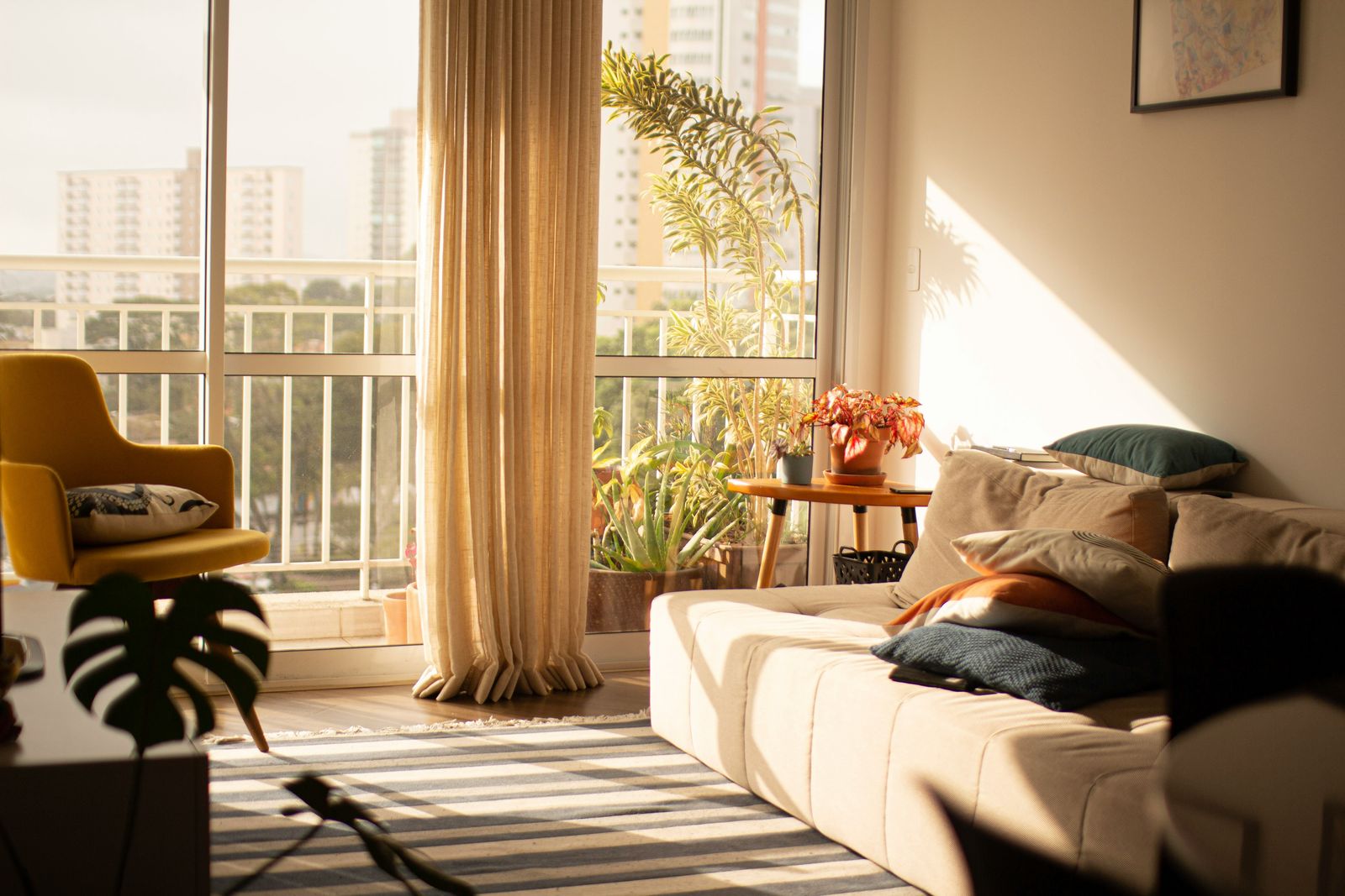 Salon lumineux et chaleureux d'un appartement préparé pour la location