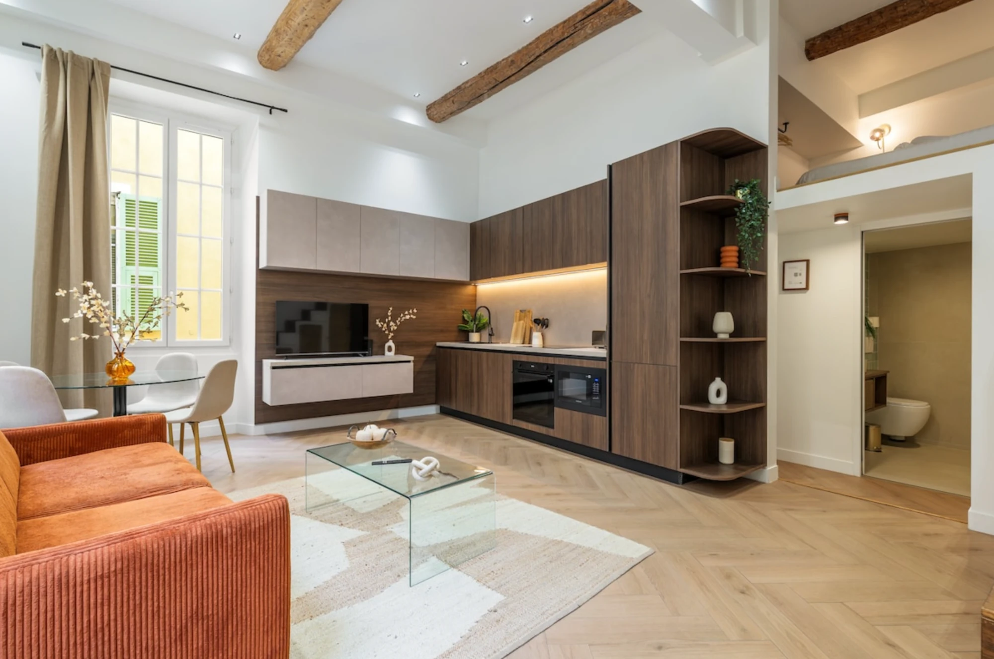 Appartement rénové rue Colonna d'Istria à Nice : pièce de vie, cuisine équipée en noyer et mezzanine