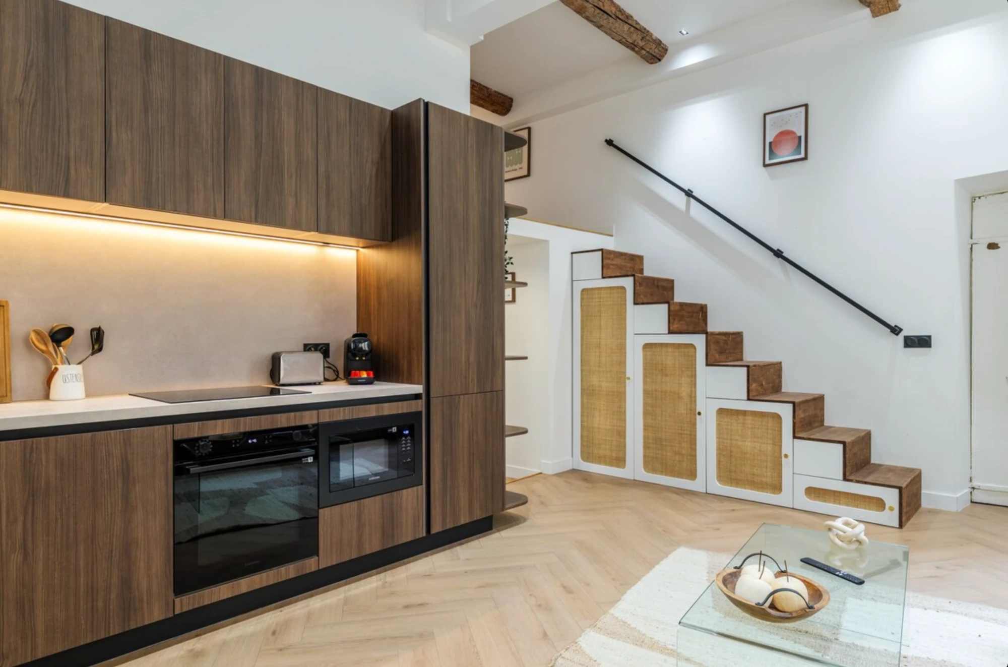 Cuisine sur-mesure et escalier avec rangements intégrés menant à la mezzanine — rénovation clé en main à Nice