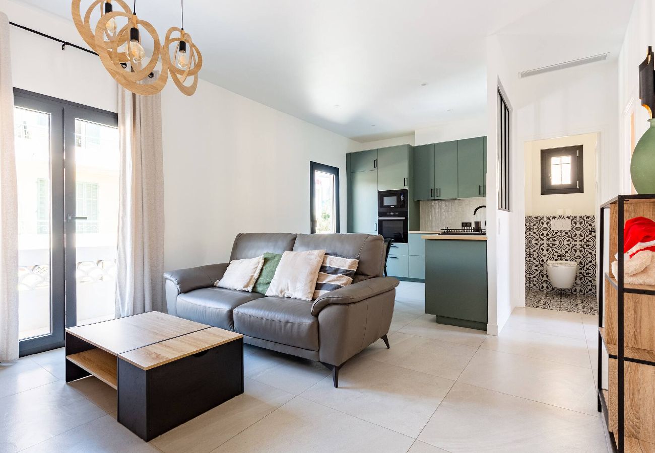 Apartment in Cagnes-sur-Mer - Maison de ville proche plage et gare 