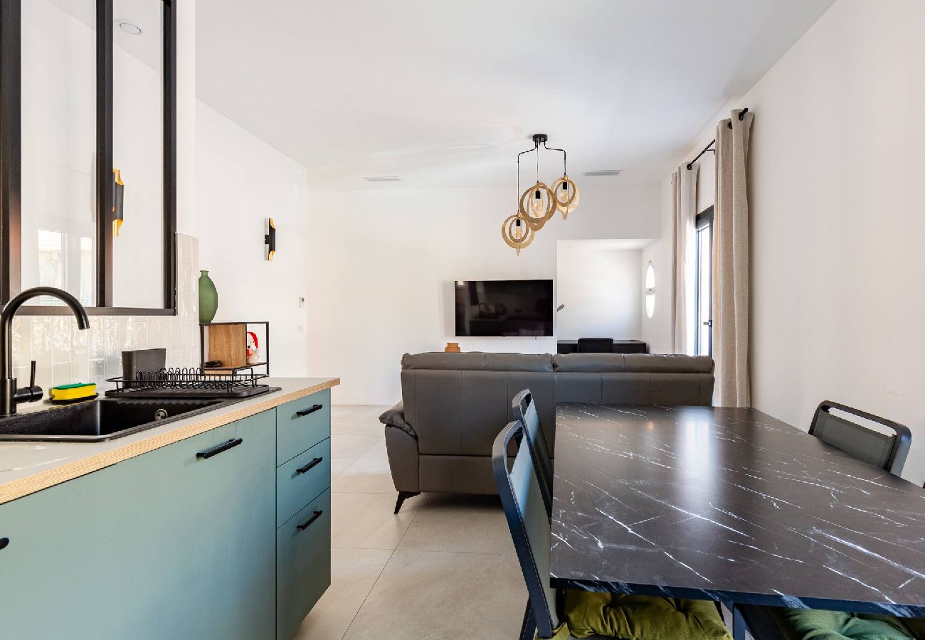 Apartment in Cagnes-sur-Mer - Maison de ville proche plage et gare 