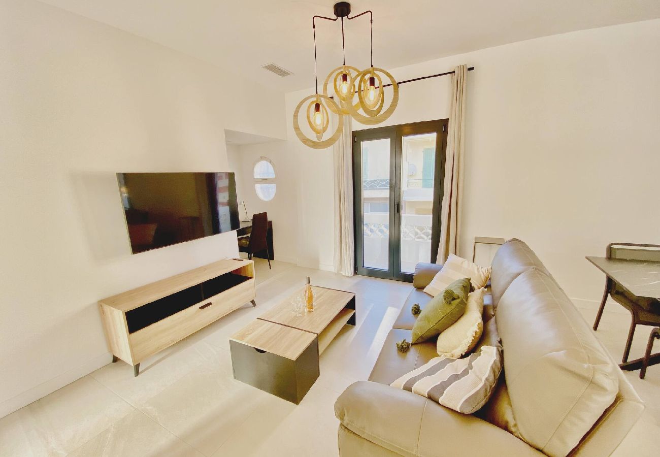 Apartment in Cagnes-sur-Mer - Maison de ville proche plage et gare 