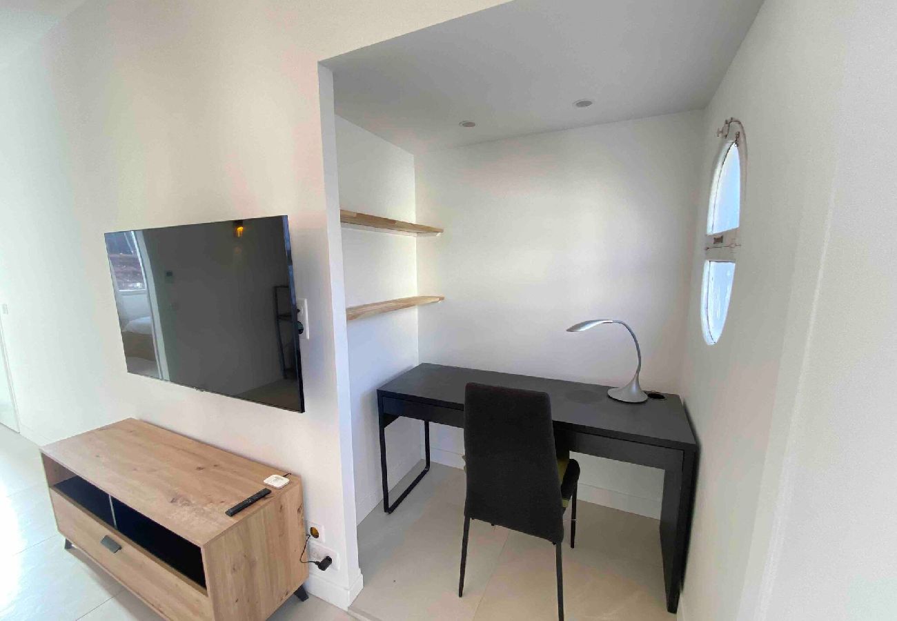 Apartment in Cagnes-sur-Mer - Maison de ville proche plage et gare 