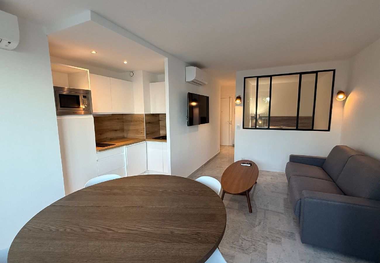 Appartement à Cannes - Bel appartement rénové en front de mer + parking 