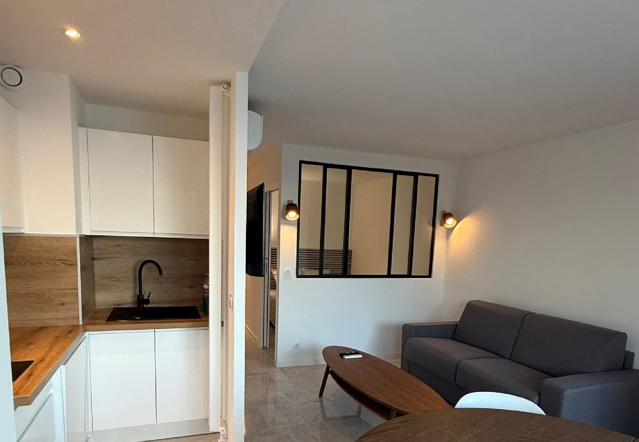 Appartement à Cannes - Bel appartement rénové en front de mer + parking 