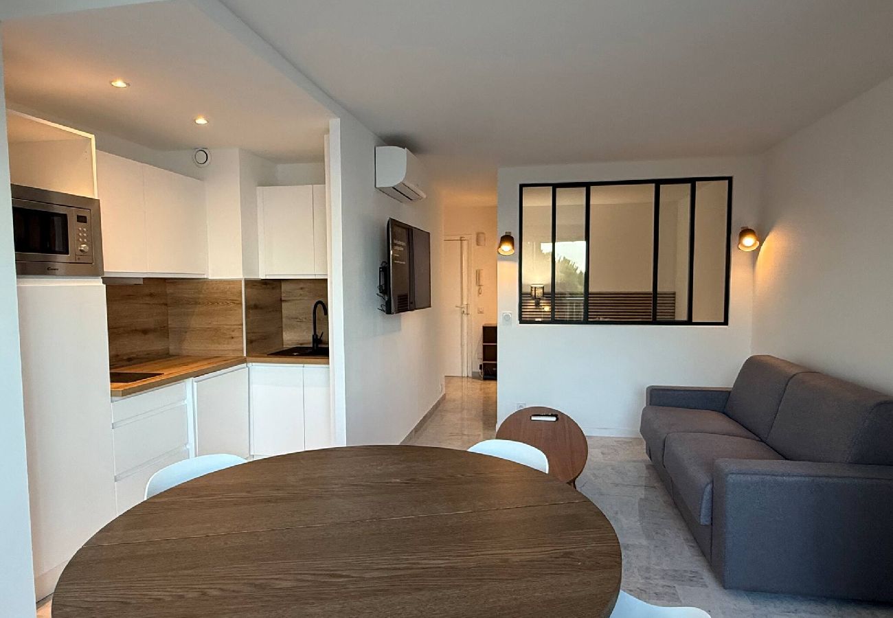 Appartement à Cannes - Bel appartement rénové en front de mer + parking 