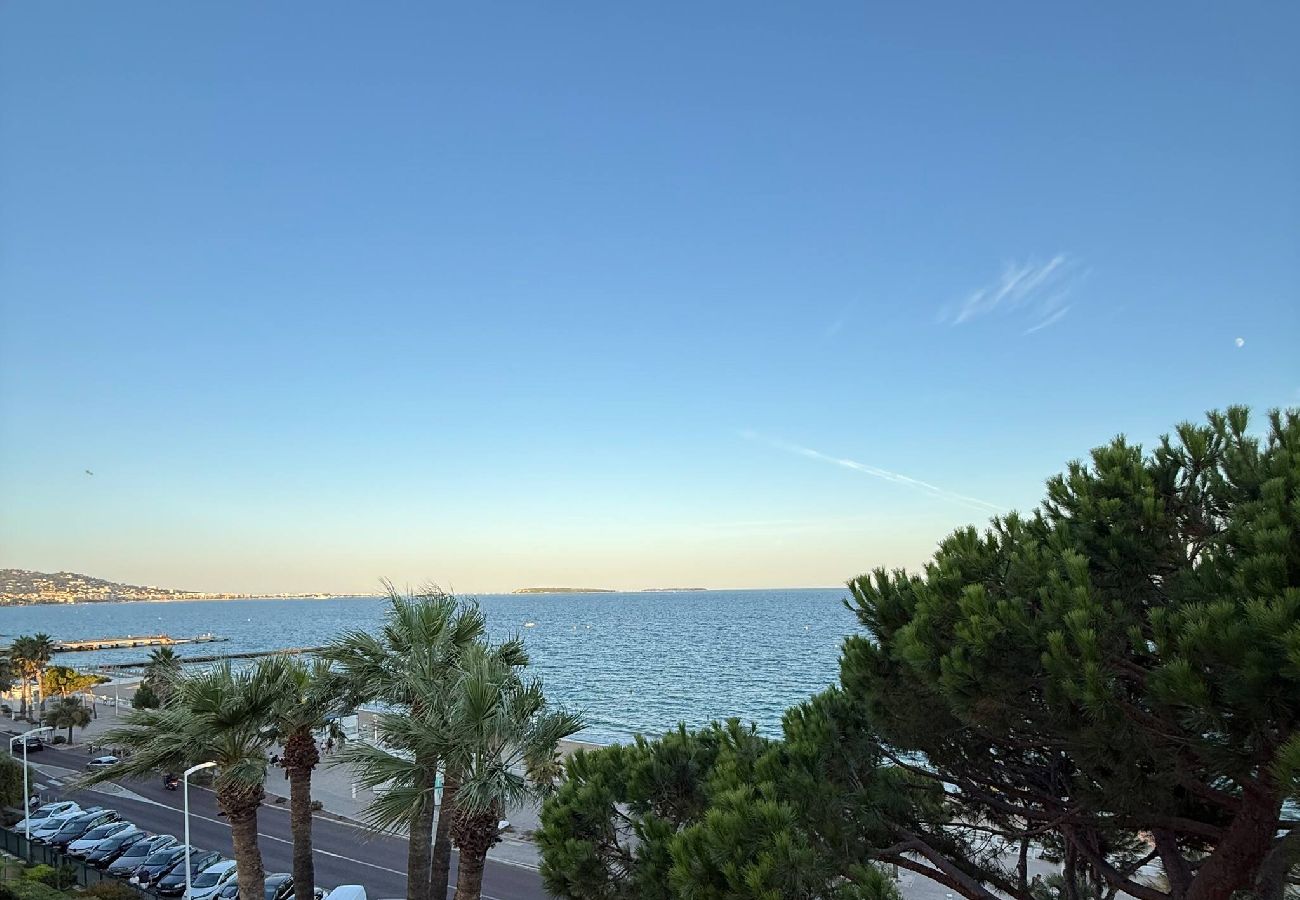 Appartement à Cannes - Bel appartement rénové en front de mer + parking 